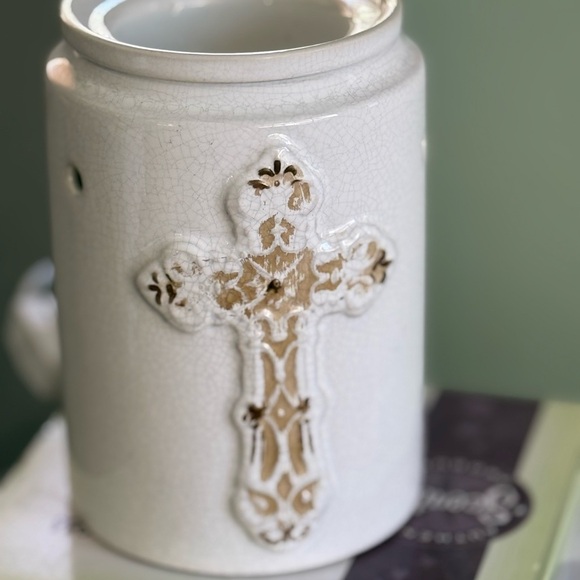 Vintage Reired Scentsy Antique Cross Warmer New - Picture 1 of 2